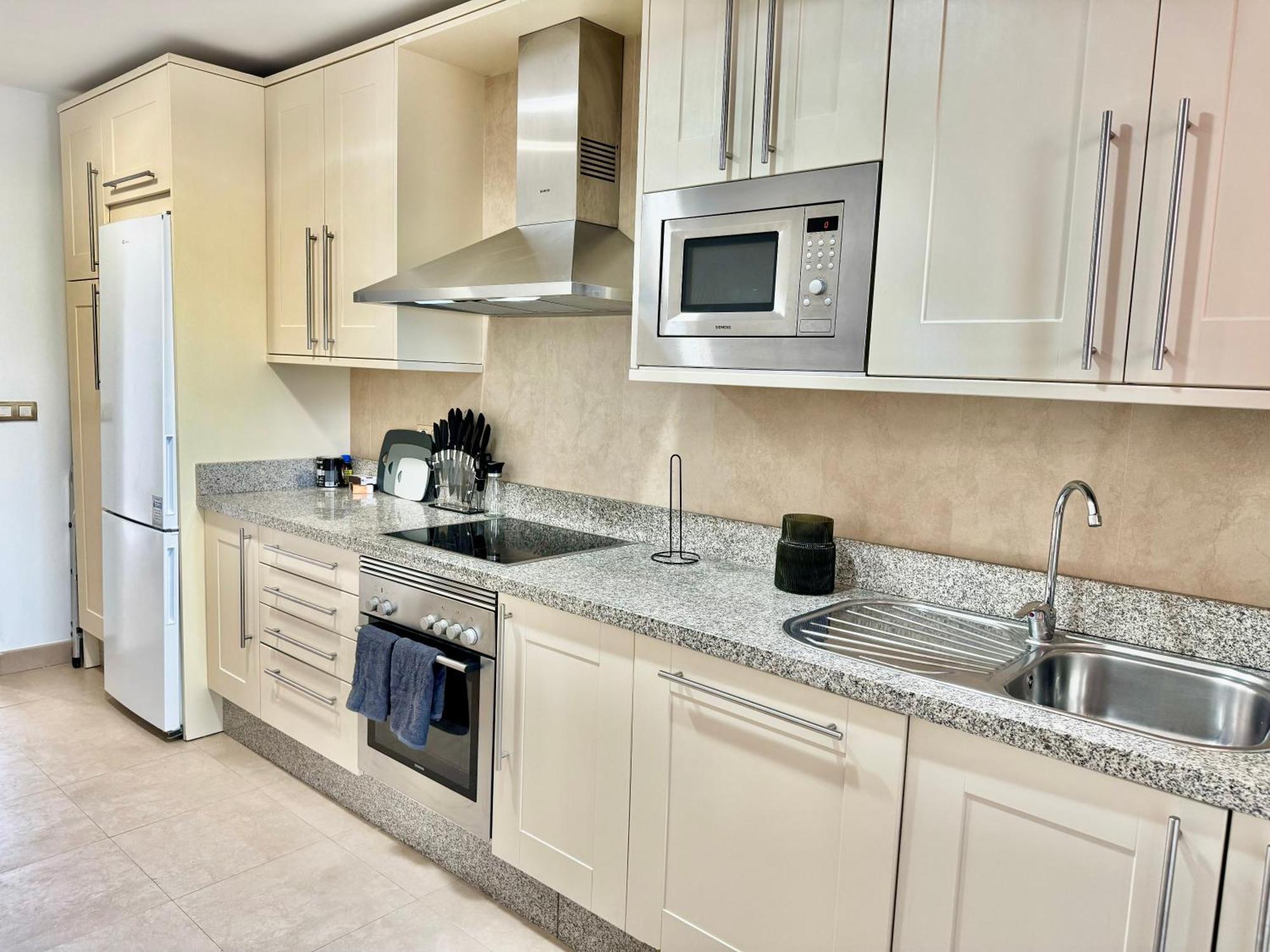 Piso De Lujo Totalmente Equipado A Estrenar Para 6 Estepona Buitenkant foto